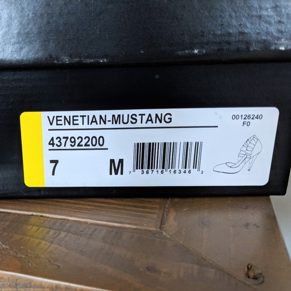 Carlos Venetian Suede Pumps in Mustang - Picture 4 of 4